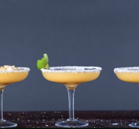 Ο Άκης Πετρετζίκης μας δείχνει βήμα - βήμα πως θα φτιάξουμε το απόλυτο cocktail για τους καλεσμένους μας - Μαργαρίτα με λωτό!