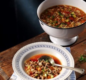 Η Αργυρώ Μπαρμπαρίγου προτείνει: Σούπα μινεστρόνε με λαχανικά, κριθαράκι & μαυρομάτικα 