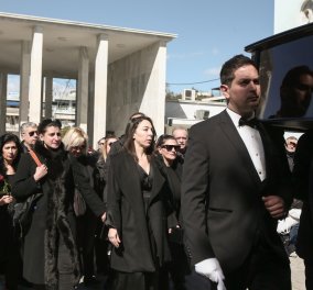 Η Ελλάδα αποχαιρέτησε τον «αιώνιο έφηβο», Κώστα Βουτσά - Όλες οι φωτό από την κηδεία 