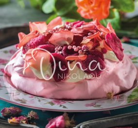 Ετοιμάζεστε για τον Άγιο Βαλεντίνο; Η Ντίνα Νικολάου μας έχει το απόλυτο γλυκό για την ημέρα - Πάβλοβα τριαντάφυλλο - Κυρίως Φωτογραφία - Gallery - Video