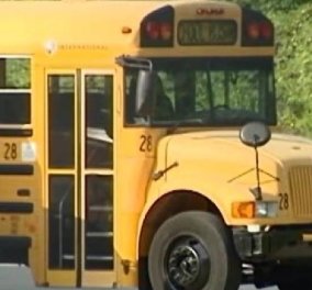 Αν έχετε γερά νεύρα δείτε το βίντεο: Ουρλιάζουν οι μαθητές καθώς εκτοξεύονται στον ουρανό του σχολικού λεωφορείου  - Κυρίως Φωτογραφία - Gallery - Video