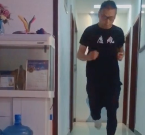Ο υπέρ – ήρωας του... Κορωνοϊού: Έτρεξε 50 χλμ μέσα στο σαλόνι του σπιτιού του (βίντεο)