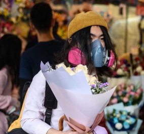 Άγιος Βαλεντίνος με ψεκαστικό απολυμαντικό στην Κίνα: Προσφέρουν λουλούδια, φοράνε μάσκες & δεν φιλιούνται (φωτό)