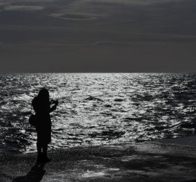Υπέροχες φωτό: Κυματισμός από τους ισχυρούς ανέμους στην παραλία του Φλοίσβου