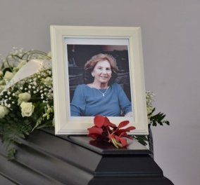 Κηδεία Άλκης Ζέη: Πλήθος κόσμου είπε το τελευταίο "αντίο" στη σπουδαία συγγραφέα (φωτό)
