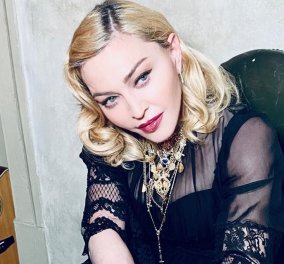 Η Madonna με αλαβάστρινο λευκό δέρμα γυμνή με ροδοπέταλα στη μπανιέρα - Παραμιλάει για τον κορωνοϊό (φωτό - βίντεο)