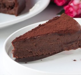 Υπέροχη νηστίσιμη τούρτα με σοκολάτα & ταχίνι από τον μέτρ του είδους Στέλιο Παρλιάρο