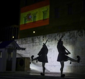 Η ελληνική συμπαράσταση στην Ισπανία: Φωταγωγήθηκε με τα χρώματα της ισπανικής σημαίας η Βουλή των Ελλήνων 