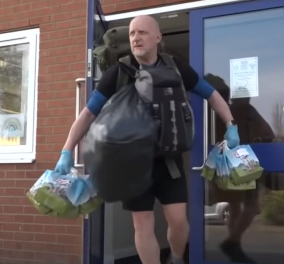 Story of the day o Άγγλος δάσκαλος: Κάθε μέρα περπατάει 8 χιλιόμετρα & παραδίδει πόρτα – πόρτα δωρεάν φαγητό σε όλους τους μαθητές του (βίντεο)