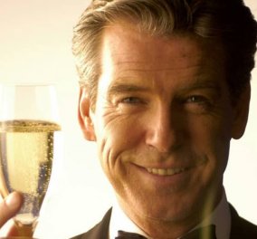 Pierce Brosnan: Ο πιο γοητευτικός James Bond έκλεισε τα 67 - Τρυφερό φιλί από τον μεγάλο του έρωτα & ένα ποτήρι σαμπάνια (φωτό) - Κυρίως Φωτογραφία - Gallery - Video
