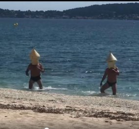 Κορωνοϊός: Δύο Γάλλοι φίλοι μεταμφιέστηκαν σε σημαδούρες για να κολυμπήσουν & να σπάσουν την καραντίνα (φωτό - βίντεο) - Κυρίως Φωτογραφία - Gallery - Video