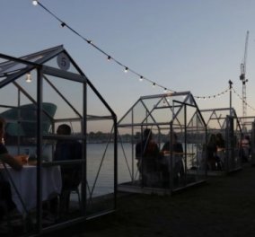 Εστιατόριο στην Ολλανδία προετοιμάζει ρομαντικά δείπνα μέσα σε γυάλινα κουβούκλια – Τετ α τετ μετά το lockdown  