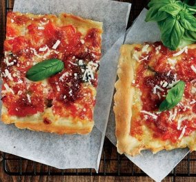 Η Αργυρώ Μπαρμπαρίγου μάς προτείνει την πιο υπέροχη & γρήγορη πίτσα μαργαρίτα - Η σπιτική συνταγή & τα μυστικά (βίντεο)
