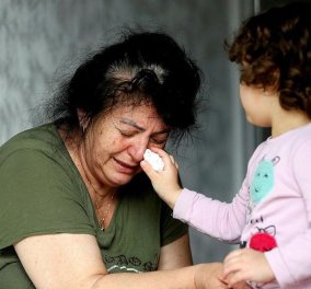 Φωτογραφία που προκαλεί παγκόσμια συγκίνηση: Η 3χρονη εγγονή σκουπίζει τα δάκρυα της μάνας που έχασε την κόρη της από τον κορωνοϊό
