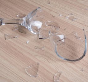 Σπύρος Σούλης: Με αυτόν τον τρόπο θα μαζέψετε τα σπασμένα γυαλιά από το πάτωμα στο πι και φι!