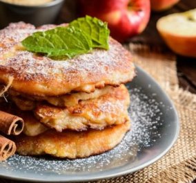 H Αργυρώ Μπαρμπαρίγου μας φτιάχνει λαχταριστές τηγανίτες με μήλο & βουτυρωμένο μέλι - Ένα γλύκισμα 
