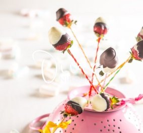 Η Ντίνα Νικολάου δημιουργεί φανταστικά γλειφιτζούρια φράουλας για τους μικρούς μας φίλους - Φτιάξτε τα σε πάρτι   - Κυρίως Φωτογραφία - Gallery - Video