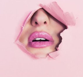 Σαρκώδη χείλη με φυσικό τρόπο: Με μυστικά μακιγιάζ και άλλες μεθόδους