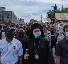 Ο Αρχιεπίσκοπος Αμερικής Ελπιδοφόρος στην πρώτη γραμμή των διαδηλώσεων για τον George Floyd: Η εντυπωσιακή κίνηση συμβολισμού του ιεράρχη (φωτό)
