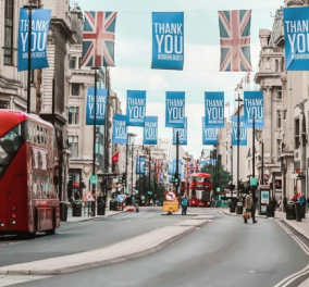 Με 70% εκπτώσεις άνοιξαν τα μαγαζιά στο Λονδίνο – Ατελείωτες ουρές στις  Oxford & Regent Street (φωτό)