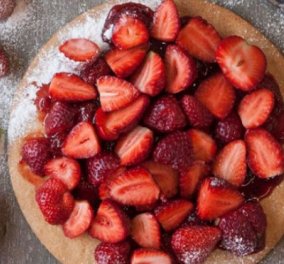 Θεϊκό γλυκό από τον Στέλιο Παρλιάρο - Πίτα με ζουμερές φράουλες - Κυρίως Φωτογραφία - Gallery - Video