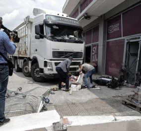 Τραγωδία στην Πειραιώς: Oδηγός φορτηγού έπαθε έμφραγμα, έπεσε σε βιτρίνα καταστήματος & πέθανε – Όλες οι φωτό  