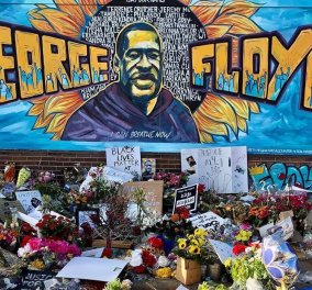George Floyd: Χιλιάδες άνθρωποι αποχαιρέτησαν τον "μαύρο γίγαντα" λίγο πριν ταφεί δίπλα στην μητέρα του (φωτό - βίντεο) 