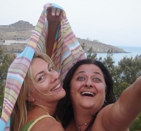 Τα κορίτσια στη Μύκονο: Σμαράγδα Καρύδη & Ελισάβετ Κωνσταντινίδου κάνουν τρελίτσες στο νησί των ανέμων (Φωτό) 
