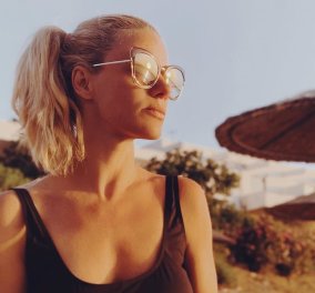Η μοναξιά της πεντάμορφης Ζέτας Μακρυπούλια: Ρεμβάζει στην παραλία με μίνιμαλ ολόσωμο & εντυπωσιακά γυαλιά (Φωτό) 