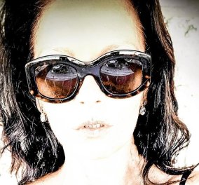 Η καλοκαιρινή selfie της 50χρονης Κάθριν Ζέτα Τζόουνς – Μαύρο μαγιό με στρας & τεραστία γυαλιά a la Τζάκι (Φωτό) 