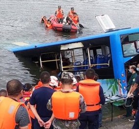 Ανείπωτη τραγωδία στην Κίνα με 21 μαθητές νεκρούς - To λεωφορείο έπεσε σε λίμνη - Πλημμύρες στην "καταραμένη" πόλη Ουχάν (φωτό - βίντεο) - Κυρίως Φωτογραφία - Gallery - Video
