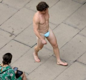 Έβγαλε το γυμνό κορμί του βόλτα στην Oxford Street: Φόρεσε μάσκα στα γεννητικά του όργανα (φωτό) - Κυρίως Φωτογραφία - Gallery - Video