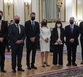 Ορκωμοσία νέων μελών της Κυβέρνησης: Το ολόλευκο σικάτο κοστούμι της Ζωής Ράπτη & οι μαύρες μάσκες (φωτό) - Κυρίως Φωτογραφία - Gallery - Video