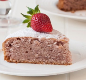 Ο Στέλιος Παρλιάρος μας φτιάχνει το πιο λαχταριστό κέικ φράουλας - Θα σας ξετρελάνει