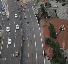 Το βίντεο της ημέρας: Η τρομακτική στιγμή που ανοίγει η γη & ρουφάει 21 αυτοκίνητα του πάρκινγκ!  - Κυρίως Φωτογραφία - Gallery - Video