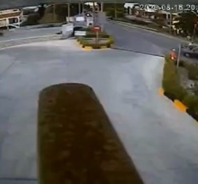 Καρέ καρέ: Συγκλονιστικό βίντεο από τροχαίο με μηχανή στην Κρήτη - Ο οδηγός σώθηκε από θαύμα, φορούσε σωστά το κράνος του
