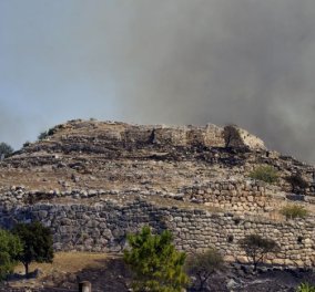 Παγκόσμια θλίψη από τις εικόνες στον αρχαιολογικό χώρο στις Μυκήνες - Η φωτιά μαύρισε τις αρχαίες πέτρες από τον τάφο του Αγαμέμνονα