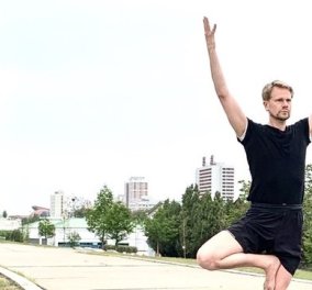 Αυτός είναι πρέσβης! Ο Σουηδός διπλωμάτης Joachim Bergström εντυπωσιάζει με όλες τις στάσεις yoga μπροστά σε εμβληματικά κτίρια της Πιονγιάνγκ (φωτό) - Κυρίως Φωτογραφία - Gallery - Video