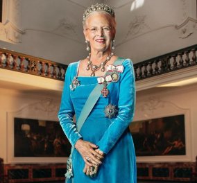 Το νέο επίσημο πορτραίτο της βασίλισσας της Δανίας Μαργκρέτ- Η τιάρα «γούρι» της 80χρονης αδελφής της Άννας Μαρίας (φωτό)