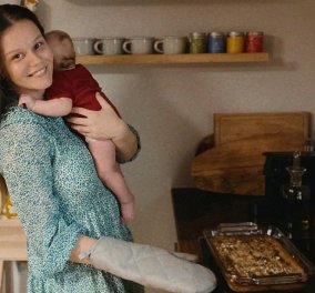 Γεωργία Αβασκαντήρα: Η γυναίκα του Γιώργου Χρανιώτη μαγειρεύει αγκαλιά με το μωρό τους & αποκαλύπτει τις δυσκολίες... (φωτό) 