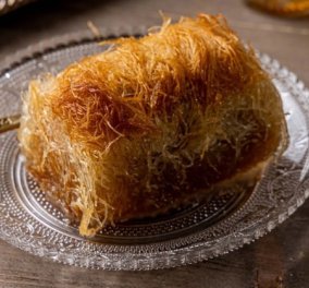 Η Αργυρώ Μπαρμπαρίγου μάς φτιάχνει ένα απίστευτο γλυκό: Κανταΐφι με κρέμα βανίλιας