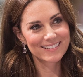 Kate Middleton: Ασπρόμαυρο παλτό Massimo Dutti, baby blue πουλόβερ & παντελόνι Joseph Coleman στην απόλυτη casual εμφάνιση- Πριγκίπισσα του στυλ (φωτό) - Κυρίως Φωτογραφία - Gallery - Video