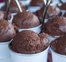 Μους σοκολάτα σε μορφή παγωτού: Ένα απίστευτο γλυκό από τον Στέλιο Παρλιάρο