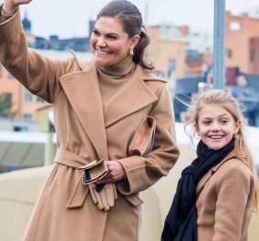 Το chic καμηλό παλτό της Πριγκίπισσας Βικτόρια της Σουηδίας ασορτί με της μικρής κόρης της - Τα ton sur ton γάντια, τα χρυσά σκουλαρίκια (Φωτό & Βίντεο) 