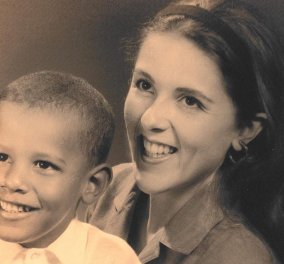 Μικρούλης ο Μπαράκ Ομπάμα στην αγκαλιά της μητέρας του – Vintage φωτό για τον πρώην πρόεδρο  - Κυρίως Φωτογραφία - Gallery - Video