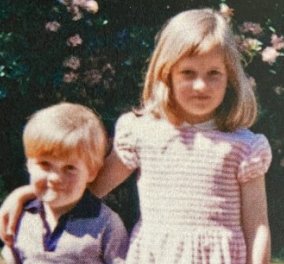 Μία σπάνια vintage φωτό με την Πριγκίπισσα Νταϊάνα & τον αδελφό της – Ξανθιά μικρούλα με ροζ ριγέ φόρεμα 