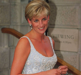 Η bleu nuit τουαλέτα της Diana που έγραψε ιστορία: Μετάξι με τούλια, κεντημένο με swarovski - Πουλήθηκε σε υπέρογκο ποσό (φωτό)