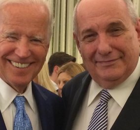 Ο Τέρενς Κουίκ, όμως, έχει την πιο σκαμπρόζικη φωτό με τον Joe Biden: Του πήρε την γραβάτα και... 