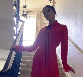 H Victoria Beckham με κατακόκκινο αλά "Σκάρλετ" φόρεμα & μωβ ψηλοτάκουνες γόβες σε γιορτινό γύρισμα - Σούπερ εμφάνιση 1900 λιρών (φώτο) - Κυρίως Φωτογραφία - Gallery - Video