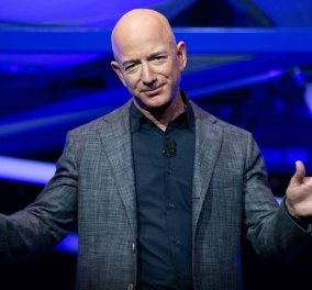 Ο Jeff Bezos σε επίδειξη πλούτου: Η σαμπάνια για το νέο του σκάφος στο όνομα της μεγαλύτερής του αγάπης (φωτό- βίντεο) 